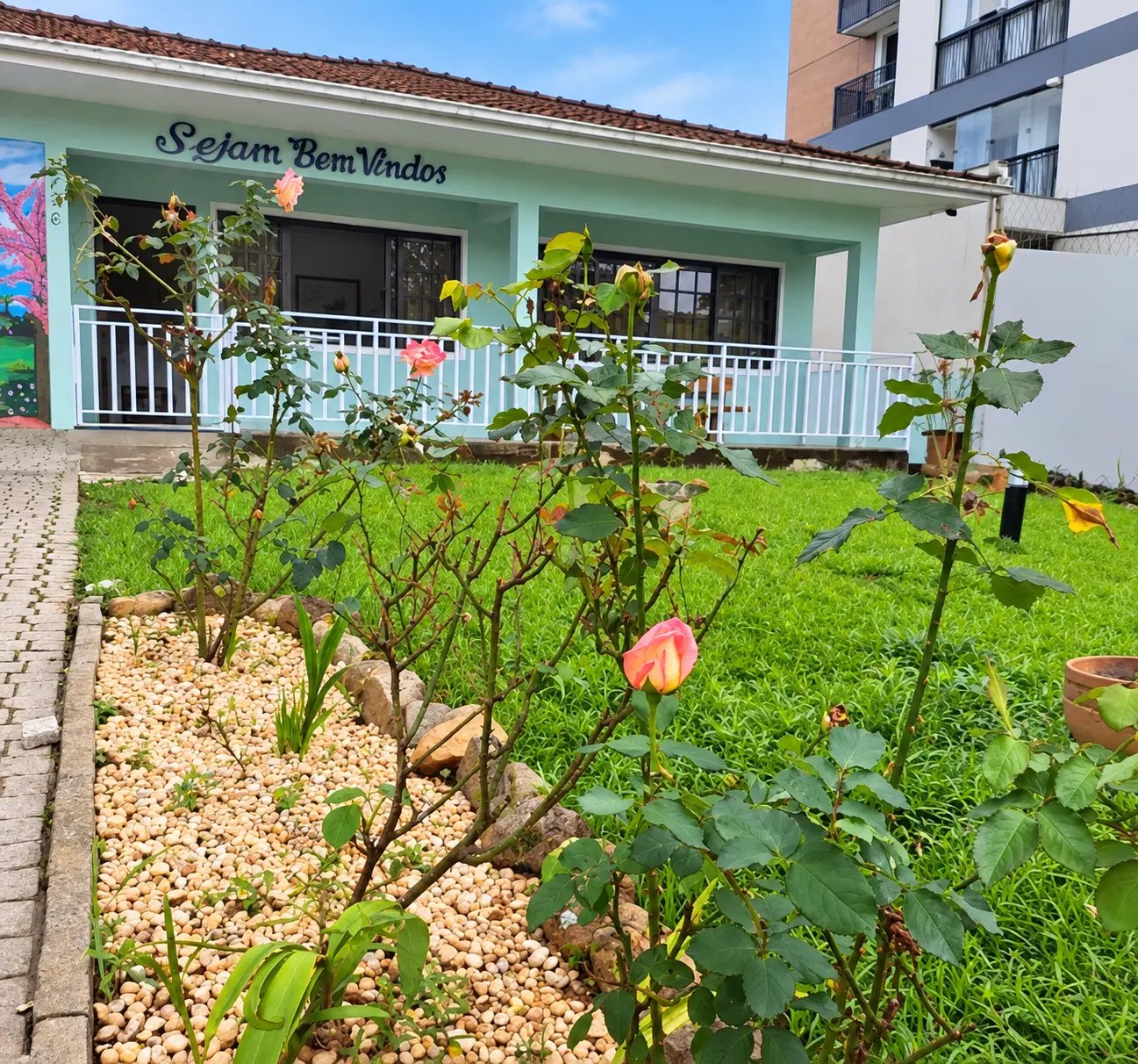 Fachada e jardim florido da Blumerville